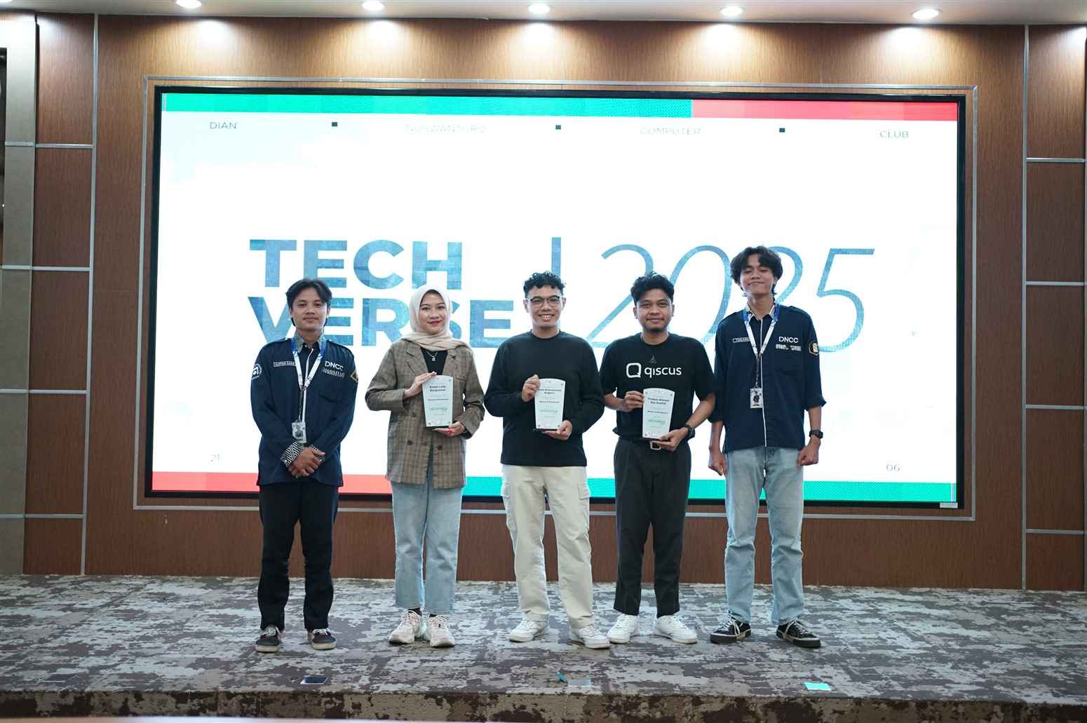 Penyerahan Plakat Kepada Dewan Juri